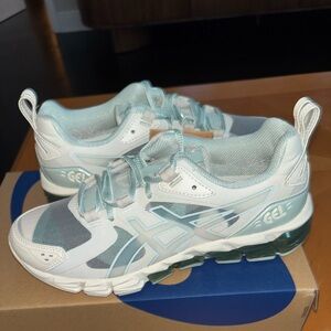 Asics Gel-Quantum 180 in Lichen Rock and White